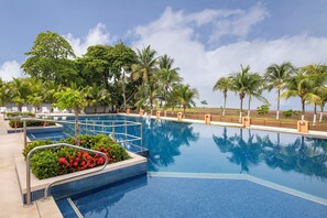A swimming pool with steps, surrounded by palm trees and a clear sky. - Best Western Jaco Beach All-Inclusive Resort (Jacó)