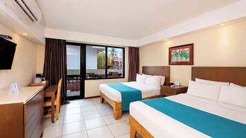 Kamar Standar, 2 Tempat Tidur Double, balkon, pemandangan kolam renang | Brankas, meja kerja, tirai kedap cahaya, dan setrika/meja setrika