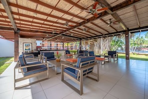 2 Bars/Lounges
