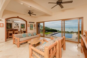 Villa, 3 chambres, piscine privée | Aire de séjour | Téléviseur à DEL de 32 po avec télévision par satellite, téléviseur