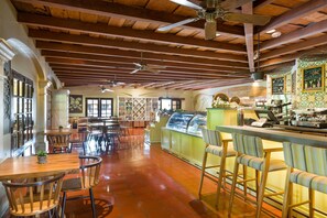2 Restaurants, Frühstück, Mittagessen, Abendessen, amerikanische Küche