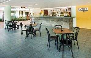 2 Bars/Lounges, Bar im Pool