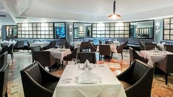 Déjeuner, dîner et souper servis sur place, vue sur la piscine