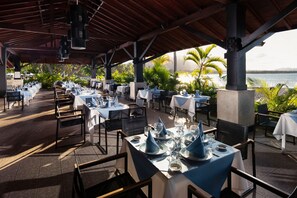 Breakfast, lunch, dinner served; pool views 