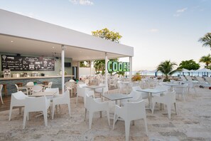 2 bars, bar en milieu de piscine