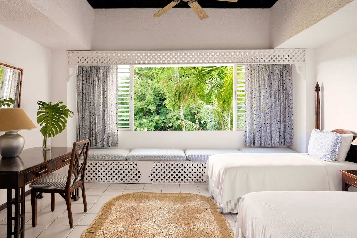 2 bedrooms, in-room safe, desk, iron/ironing board