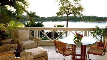 Villa Deluxe, 1 trÚs grand lit, cuisine, vue océan | Terrasse/Patio