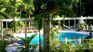 Piscine extérieure, chaises longues
