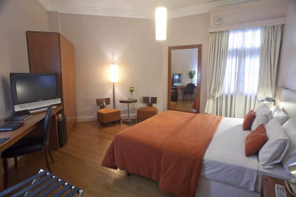 Suite junior | Edredones de plumas, minibar, caja fuerte y decoración individual