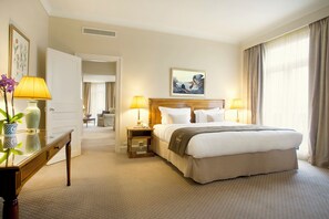 Familiesuite | Sengetøy av topp kvalitet, dundyner, minibar og safe på rommet