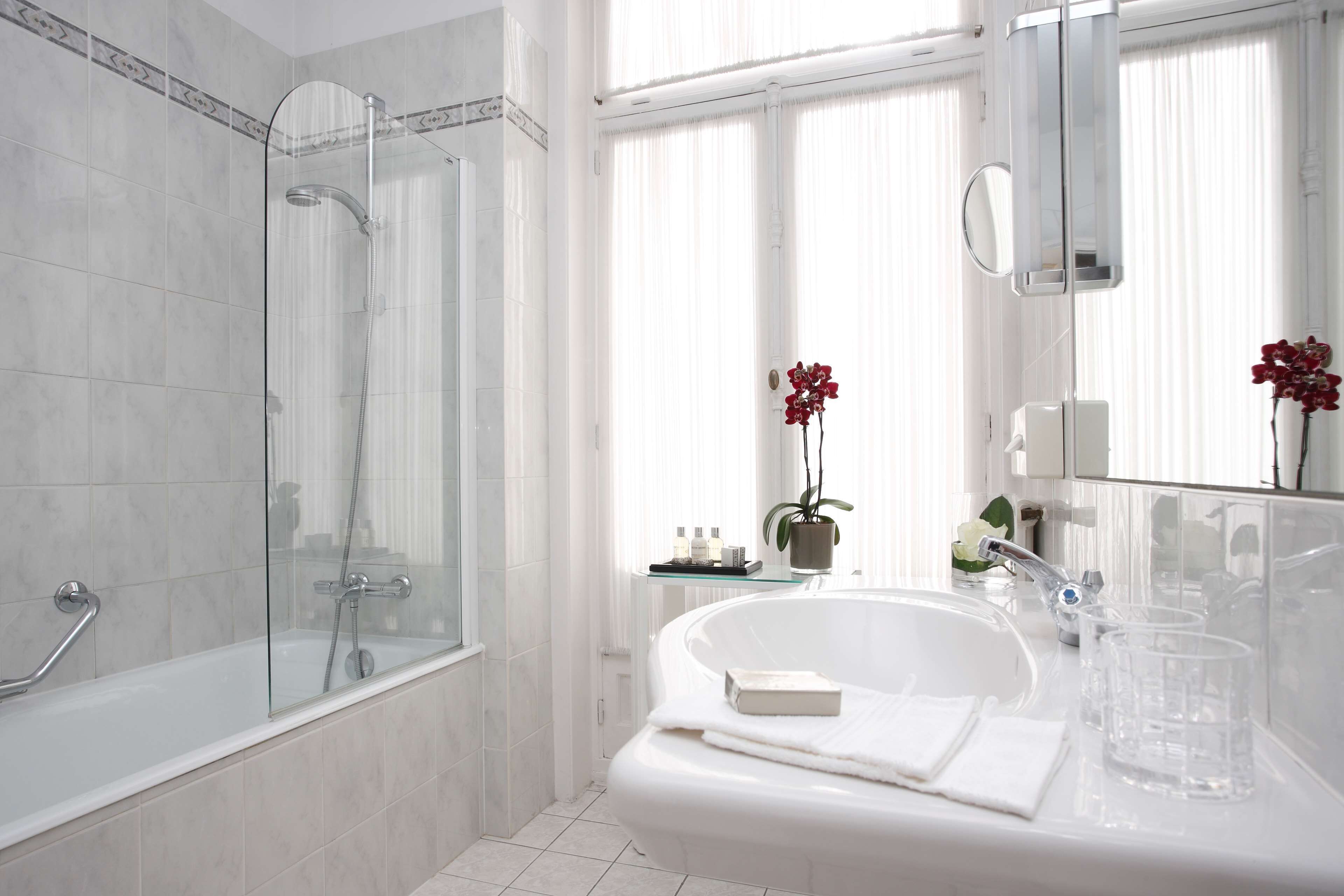 combined shower/bathtub, designer toiletries, hair dryer, towels