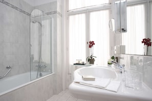 Combined shower/tub, designer toiletries, hair dryer, towels