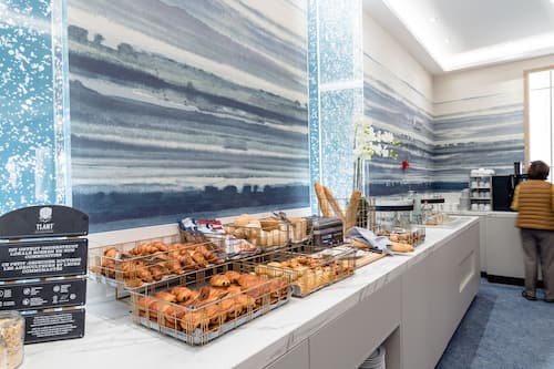 Petit déjeuner buffet servi tous les jours en supplément