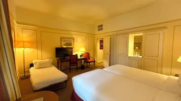 Deluxe driepersoonskamer | 2 slaapkamers, luxe beddengoed, donsdekens, een minibar