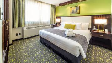 Executive Suite | Minibar, in-room safe, desk, blackout drapes