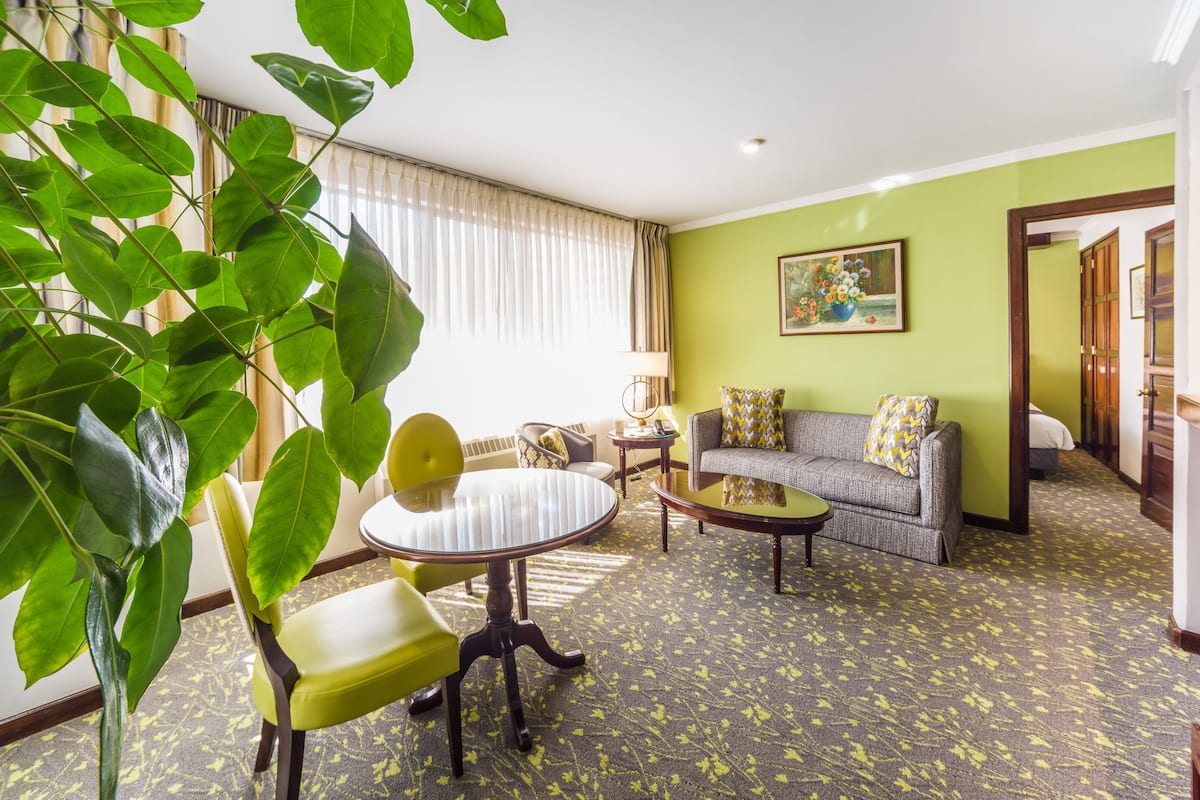 Phòng Suite Deluxe | Minibar, két bảo mật tại phòng, bàn, màn/rèm cản sáng 