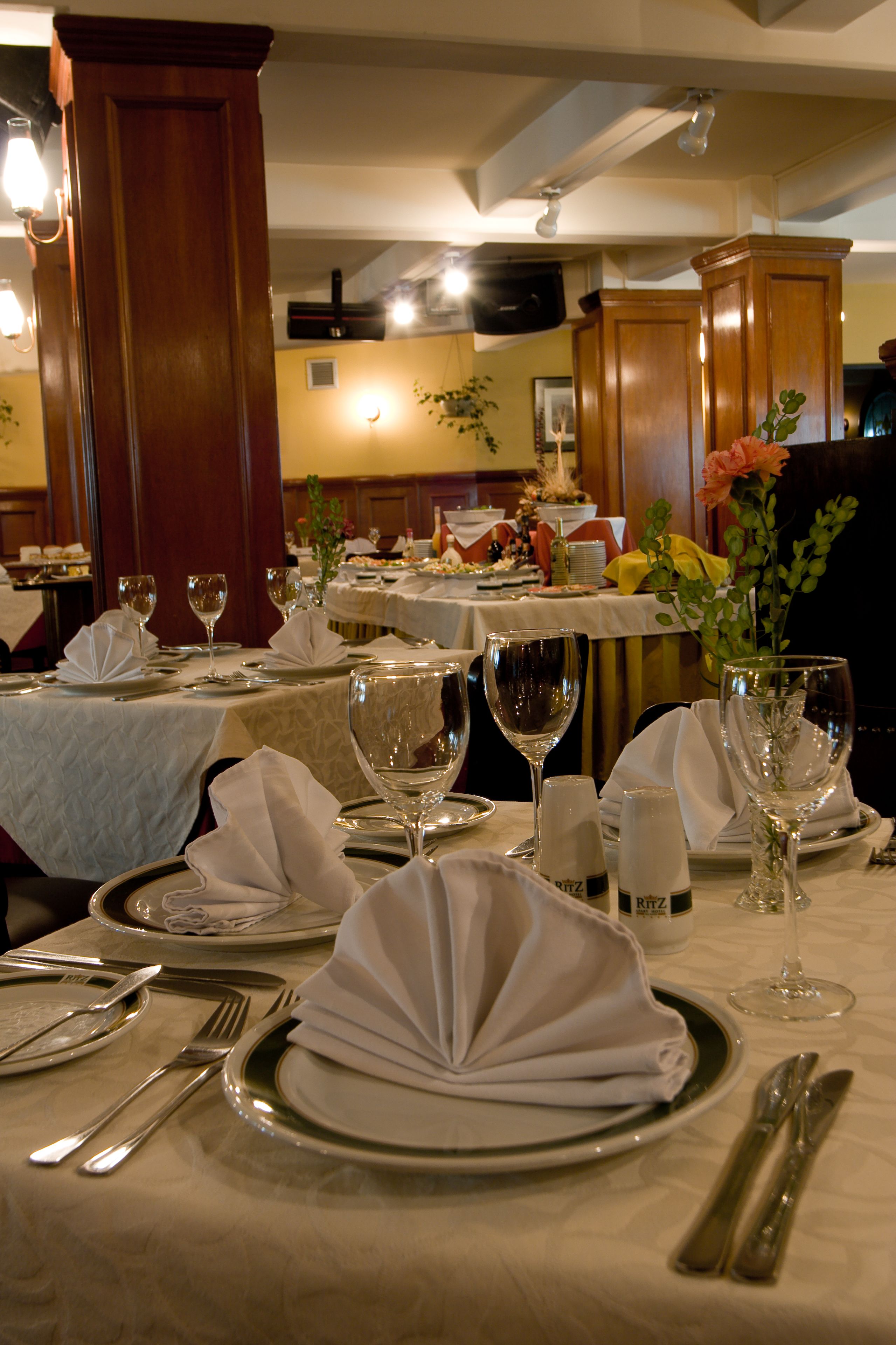 2 restaurantes, se sirven desayunos, comidas y cocina internacional