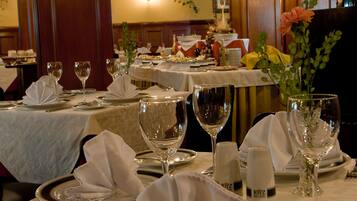 2 restaurantes, se sirven desayunos, comidas y cocina internacional