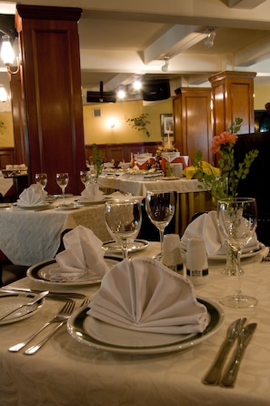 2 restaurantes, se sirven desayunos, comidas y cocina internacional