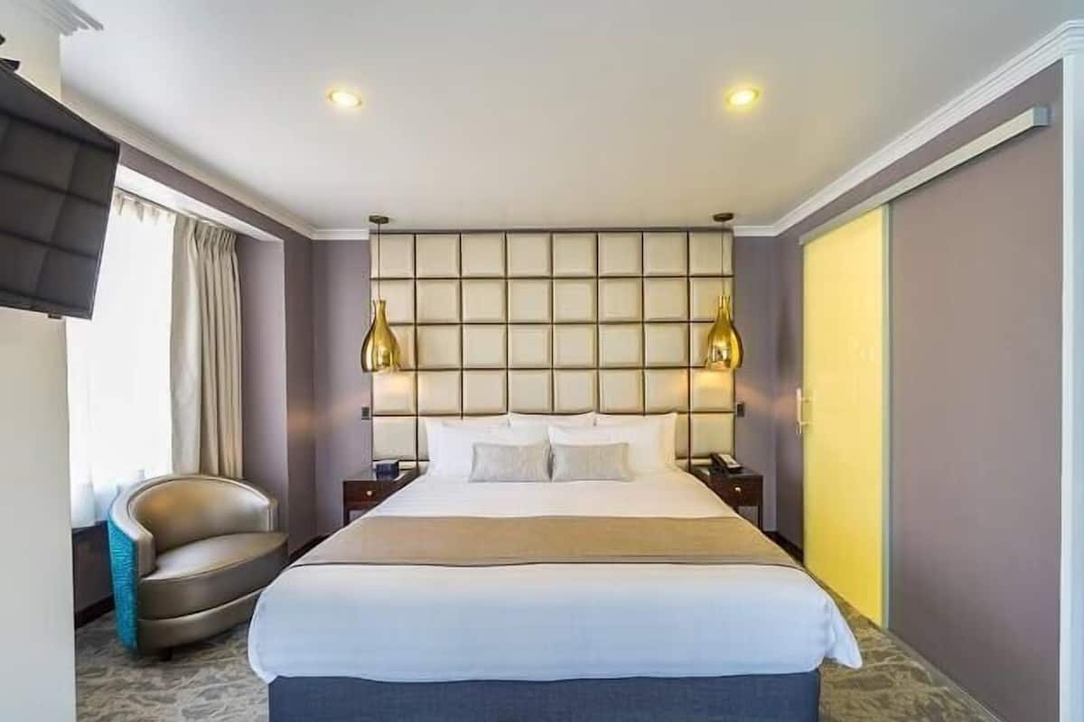 Minibar, két bảo mật tại phòng, bàn, màn/rèm cản sáng