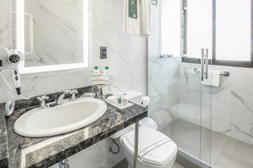 Suite ejecutiva | Baño | Tina profunda, amenidades de baño gratuitas, secadora de cabello, batas