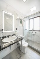 Executive Suite | Bilik Mandi | Tab mandi rendaman dalam, kelengkapan dandanan diri percuma 