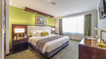 Grand Deluxe Suite | Minibar, in-room safe, desk, blackout drapes