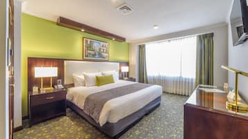 Grand Deluxe Suite | Minibar, in-room safe, desk, blackout curtains