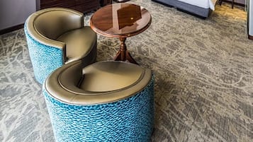 Suite presidencial | Minibar, caja de seguridad en la habitación y escritorio
