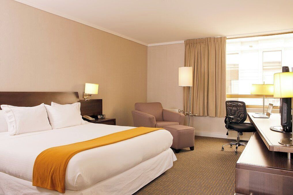 Premium bedding, in-room safe, desk, laptop workspace