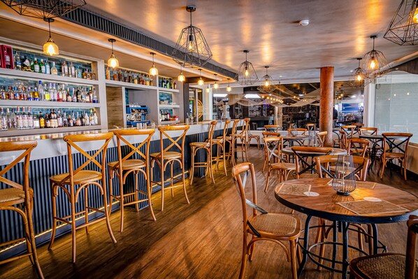 4 bars/lounges, poolside bar