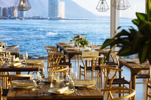 Cocina internacional con vista a la playa 