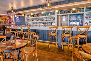 4 bars/lounges, poolside bar