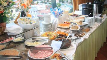 Desayuno bufé gratuito y diario