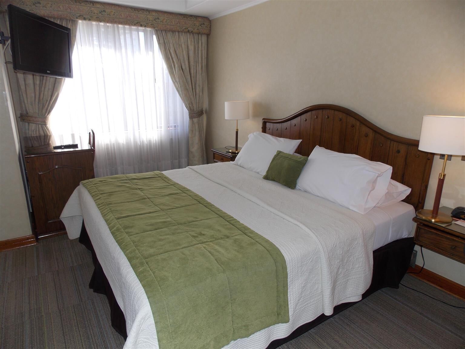 Zimmersafe, Schreibtisch, laptopgeeigneter Arbeitsplatz