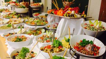 Melayani sarapan, makan siang, dan makan malam