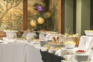 Petit déjeuner, déjeuner et dîner servis sur place