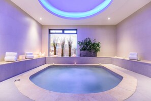 A spa area with a hot tub, candles, and towels. - NH Collection Bogotá Teleport Royal (Bogotá)