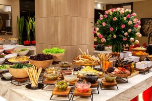 Déjeuner et dîner servis sur place