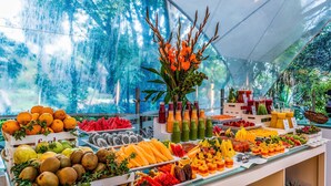 Una presentación de frutas y jugos, con diversas frutas y bebidas.
