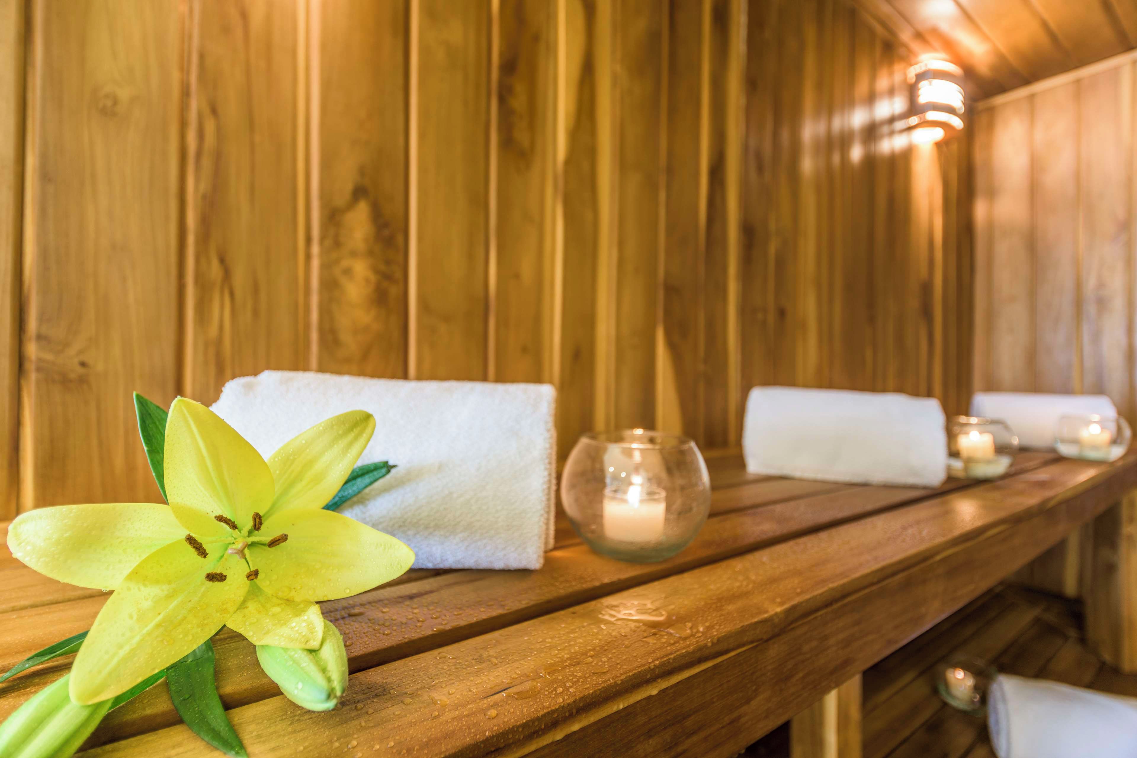 Un banco de madera con toallas y velas en una habitación de madera.