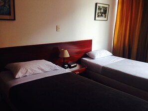 Frigobar, cofres nos quartos