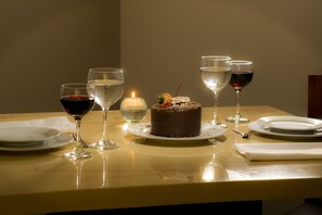 Hi ha 2 restaurants amb plats de cuina internacional 