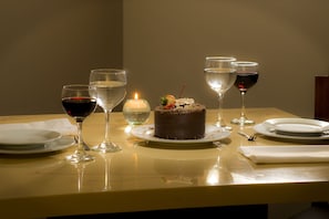 Hi ha 2 restaurants amb plats de cuina internacional