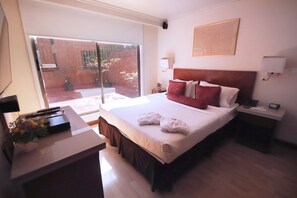 Down duvets, pillow-top beds, minibar, in-room safe - Lancaster House (Bogotá)