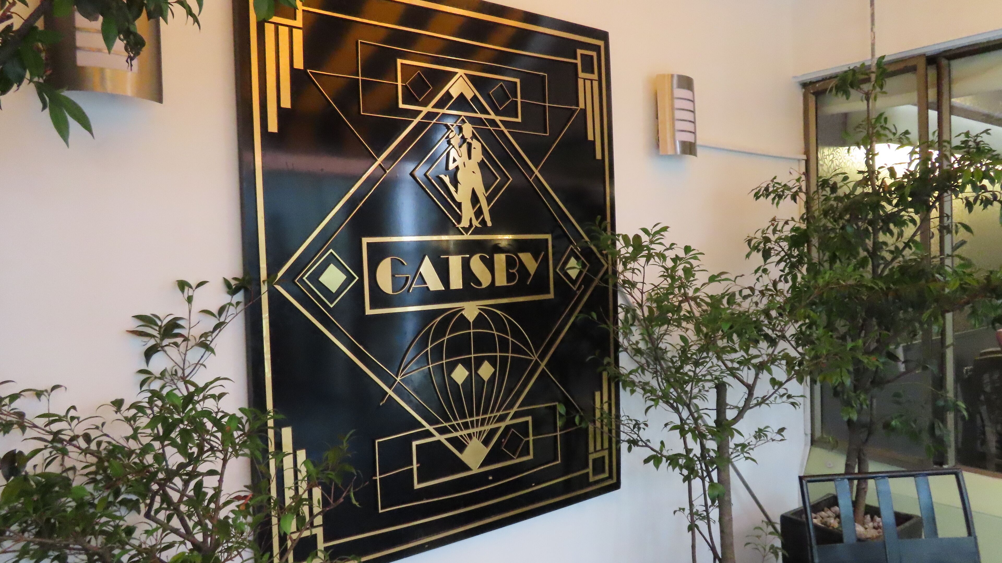 2 restaurants, breakfast, lunch, dinner served; international cuisine