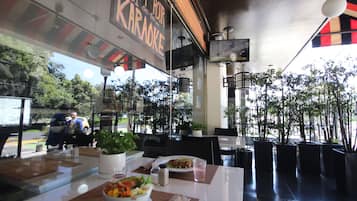 2 間餐廳,供應早餐、午餐和晚餐,國際料理