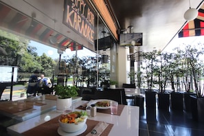 Hi ha 2 restaurants amb plats de cuina internacional 