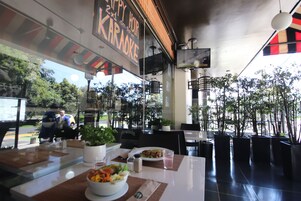 2 restaurantes; se sirve desayuno, almuerzo y cena