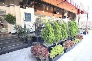 Hi ha 2 restaurants amb plats de cuina internacional 